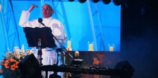 Una multitud recordó al Papa Francisco y la Plaza de Mayo fue una fiesta techno con el show del padre DJ