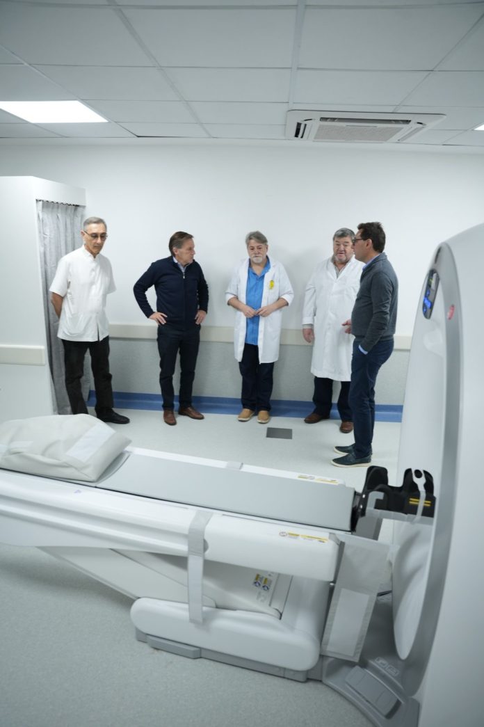 Jaime Méndez y Luis Costan junto al personal de salud