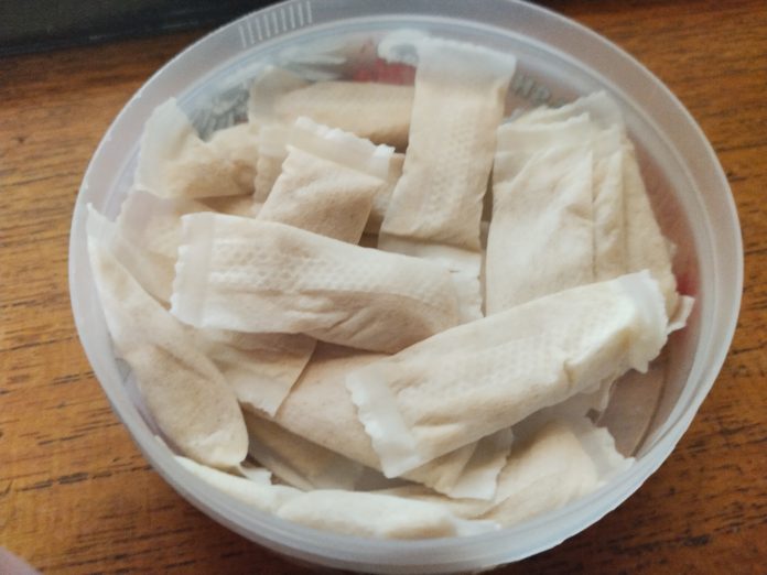Nicotine_pouches_(52263232478)