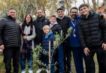 Vicente López plantó un nuevo olivo en la Plaza Vicente López y Planes como símbolo de paz
