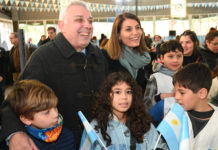 Con la participación de más de 100 alumnos y alumnas de escuelas isleñas, Julio Zamora acompañó el acto de Promesa de Lealtad a la Bandera Nacional