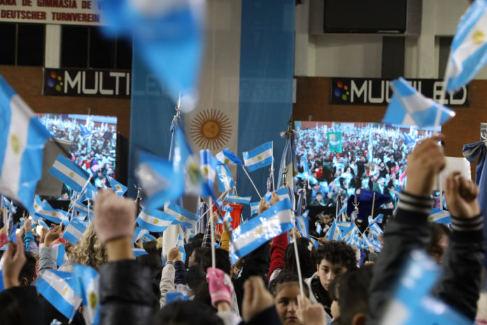 Estudiantes de 85 escuelas primarias públicas, privadas y especiales de la ciudad compartieron el acto.