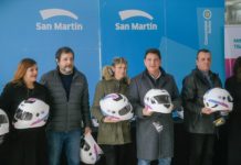 Marinucci entregó cascos en San Martín: “Usarlos es la diferencia entre la vida y la muerte”