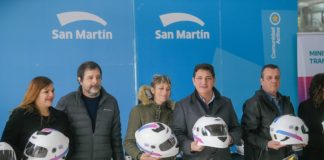 Marinucci entregó cascos en San Martín: “Usarlos es la diferencia entre la vida y la muerte”