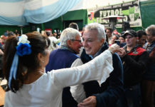 Julio Zamora acompañó la celebración por el Día de la Independencia junto a centenares de vecinos en Troncos del Talar
