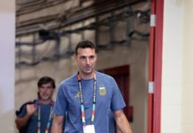 Scaloni hasta las lágrimas: el DT argentino puso en duda su continuidad tras la derrota ante España