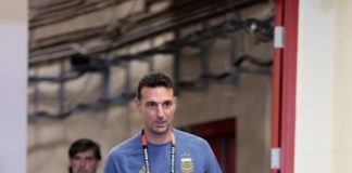 Scaloni hasta las lágrimas: el DT argentino puso en duda su continuidad tras la derrota ante España