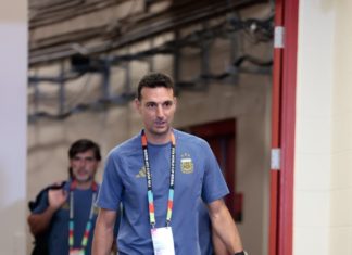 Scaloni hasta las lágrimas: el DT argentino puso en duda su continuidad tras la derrota ante España