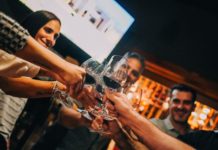 Día del Amigo: descuentos, combos y beneficios en comercios de Escobar