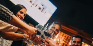 Día del Amigo: descuentos, combos y beneficios en comercios de Escobar