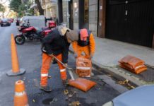 Asfalto frío: qué es y para qué sirve la innovadora técnica para tapar baches de la Ciudad