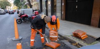Asfalto frío: qué es y para qué sirve la innovadora técnica para tapar baches de la Ciudad
