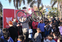 «Educación en las plazas»: la recreativa propuesta del Municipio de Tigre que acercó a los niños y niñas en sus vacaciones de invierno El Gobierno local llevó adelante el programa itinerante en los barrios Las Tunas y Baires destinado a los vecinos y vecinas en el receso escolar. Se desplegaron actividades lúdicas, shows infantiles y stands de diferentes áreas de la gestión comunal. El Municipio de Tigre llevó adelante el programa «Educación en las plazas» en el barrio Las Tunas de la localidad de General Pacheco y en el barrio Baires de la localidad de Don Torcuato. La secretaria de Educación y Promoción Social, Gisela Zamora, participó de las actividades y conversó con los vecinos y vecinas sobre sus inquietudes. Gisela Zamora, mencionó: “Esta es una iniciativa de nuestro intendente Julio Zamora, la cual estamos acompañando para que todos los chicos que están en su receso escolar tengan propuestas para disfrutar. Traemos actividades desde las distintas áreas para que los vecinos se puedan divertir. También, están los polideportivos y el Teatro Pepe Soriano”. Y agregó: «En estos momentos tan difíciles económicamente, el Municipio realiza estas propuestas para que los chicos puedan disfrutar de sus vacaciones cerca de su casa, sin gastar». Los encuentros se desarrollaron en la Plaza Soldado de Malvinas de Las Tunas y la Plaza 20 de Junio de Baires. El Municipio desplegó actividades lúdicas y espectáculos infantiles de artistas locales. Además, se plantó un Lapacho y se realizaron sorteos para los vecinos presentes. Daniela, vecina de Baires, dijo: «Me parece muy bien esta actividad porque los chicos se divierten, hay variedad de juegos, me gusta mucho. Vine con mi sobrino y los nenes de mi amiga. En esta situación difícil, esta es una buena oportunidad para disfrutar». Por su parte Albina, también vecina de Baires, comentó: «Aprovechamos que está lindo el día y hacer las actividades con mi hija. Nos vacunamos donde había un stand. Además, hubo para pintar, dibujar y leímos un cuento. Esto me parece bien porque a veces no alcanza la economía para andar los 15 días de vacaciones dando vueltas». Además, estuvieron presentes las áreas de Mujeres, Géneros e Infancia; Turismo; Reciclá; Protección Ciudadana; Empleo; el Centro Universitario Tigre (CUT); Soy Tigre; Gestión y Promoción Ambiental; Derechos Humanos; la Escuela Municipal de Ajedrez; y Deportes. Se agradece su difusión. VER EN TIGRE.GOB.AR DESCARGAR FOTOS DESCARGAR VIDEO PARA WEB DESCARGAR VIDEO EN HD