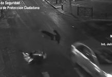 Impactante choque terminó con un motociclista volando por el aire: está fuera de peligro