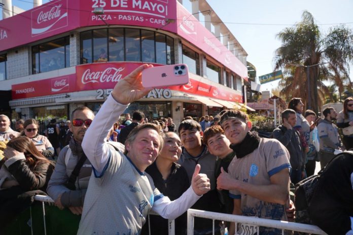 Jaime Méndez con vecinos en San Miguel Corre