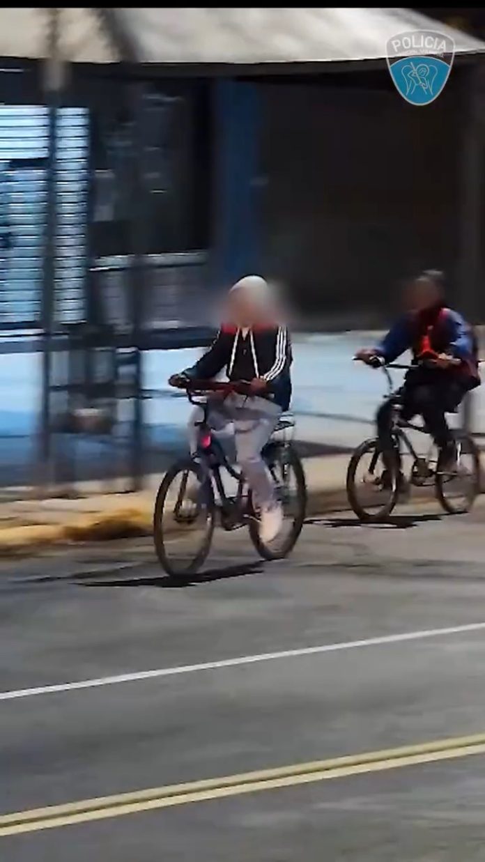 Monitoreo con IA en San Miguel_ dos jóvenes detenidos con una réplica de arma.mp4_snapshot_00.26.882