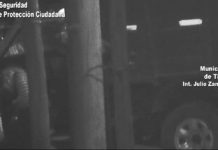 Dos malvivientes terminaron detenidos luego de forzar la puerta de una camioneta estacionada en la vía pública