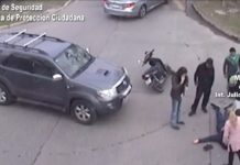Las cámaras del COT registraron un siniestro vial entre una moto y una camioneta